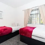 Spacious House With 2 Bedrooms And Free On Street Parking