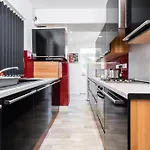 Spacious House With 2 Bedrooms And Free On Street Parking