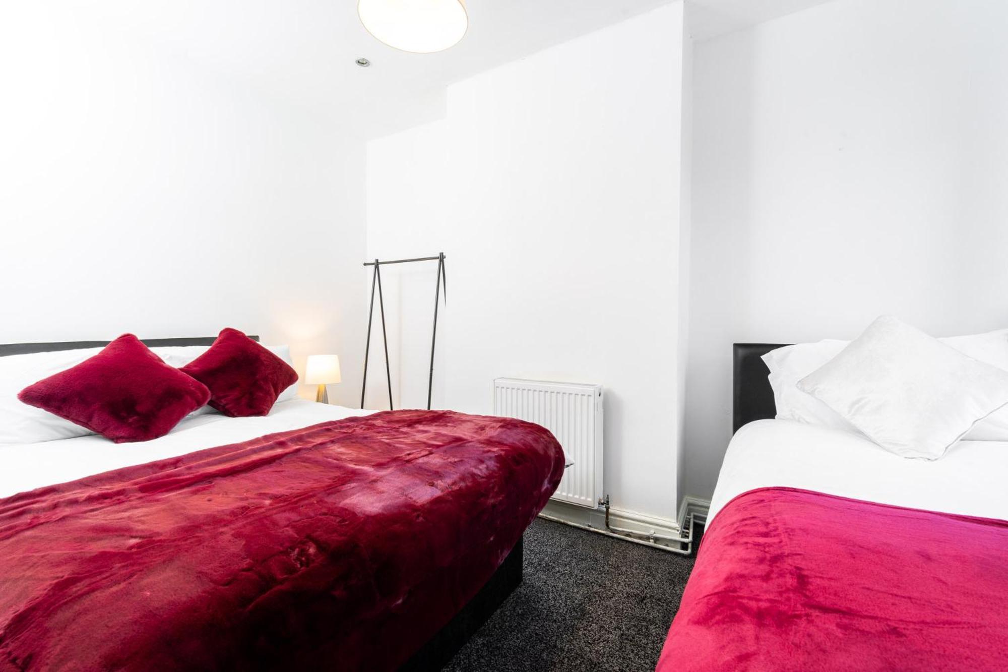 Spacious House With 2 Bedrooms And Free On Street Parking *